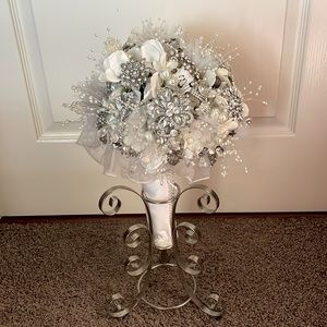Brooch wedding bouquet and stand